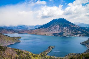 新緑の中禅寺湖と男体山
